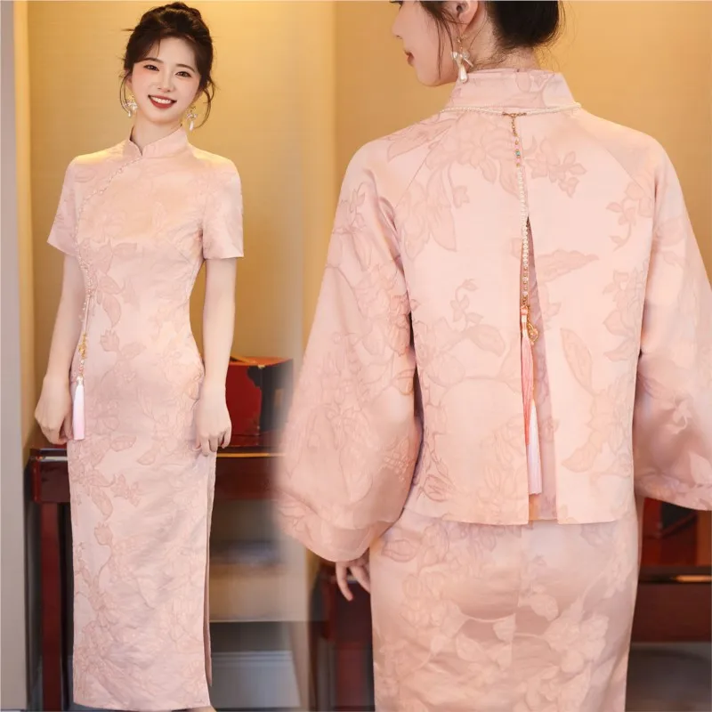 

The new pink cheongsam a Chinese-style toasting set is fashionable and elegant for banquet
