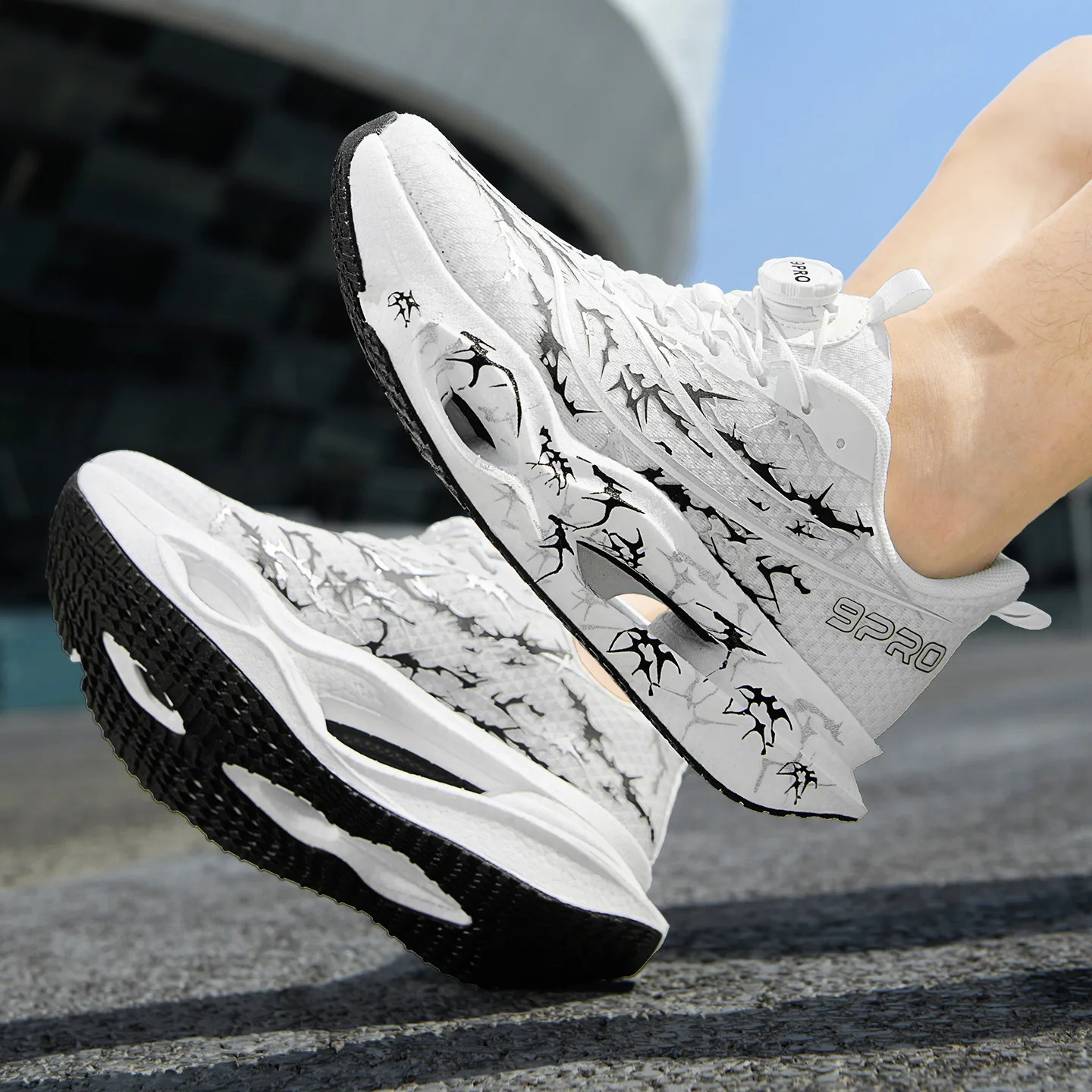 Herren-Laufschuhe, Tennisschuhe, trendige Laufschuhe mit Carbonplatte und Knopfverschluss für alle Jahreszeiten, personalisierte Sportschuhe mit Dornenmuster und atmungsaktivem Mesh-Material, Laufschuhe mit hohem Rückprall und dicker Sohle, rutschfest und abriebfest. – Detail 16