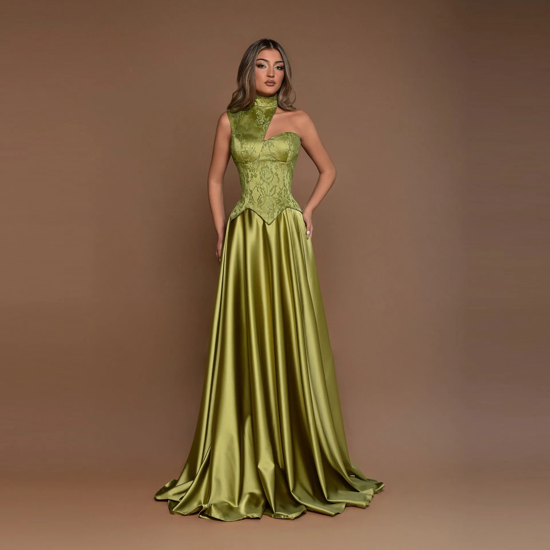 فستان سهرة أنيق من الساتان باللون الأخضر الزيتوني مع فتحة رقبة عالية غير متماثلة وصدرية مشد، حفلة موسيقية رسمية طويلة بطول الأرض