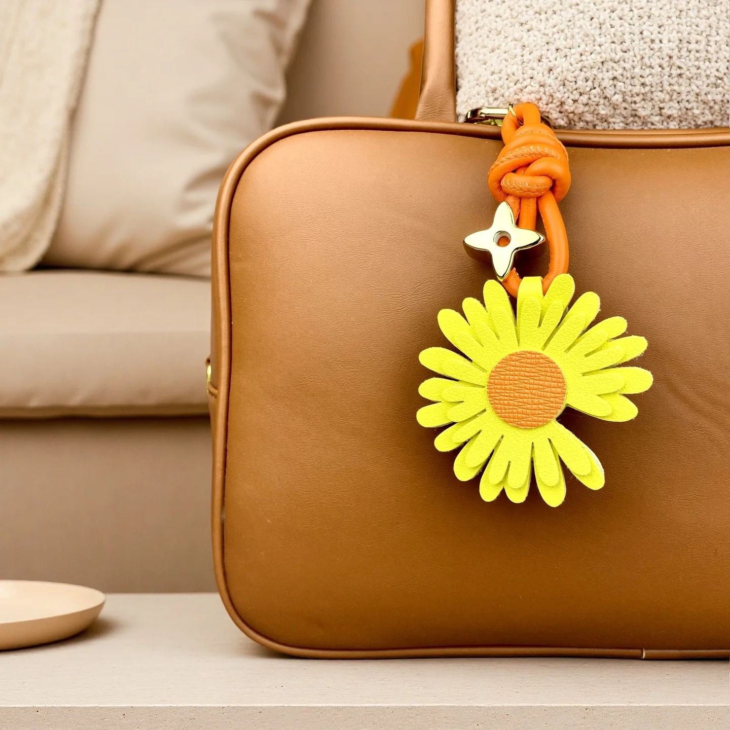 Klassischer Gänseblümchen-Schlüsselanhänger aus PU-Leder – zweifarbiger PU-Gänseblümchen-Charm mit vierblättrigem Kleeblatt-Perle/3,2 cm Metallring für Tasche, Geldbörse, Rucksack – Detail 1