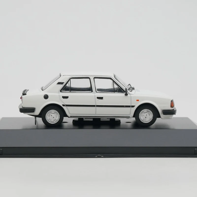 Ixo 1:43 Skoda 135 GL Diecas Automodell Metallspielzeugfahrzeug Legierung Sammlung Geschenke