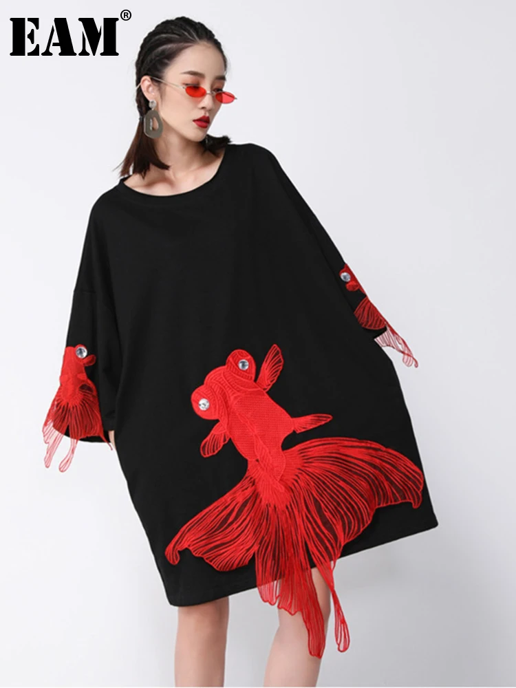 [EAM] Women Black Fish Embroidery Knee Length Big Size Dress New Round Neck Wrist Sleeve Fashion Tide Spring Autumn 2024 OA868