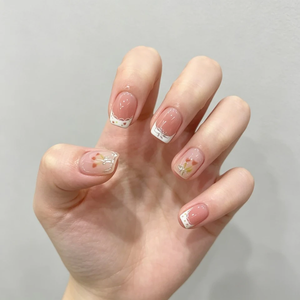 24pcs uñas postizas cortas cuadradas, dulces, francesas blancas con glitter, estrellas, rhinestones, ojo de gato y moño 5