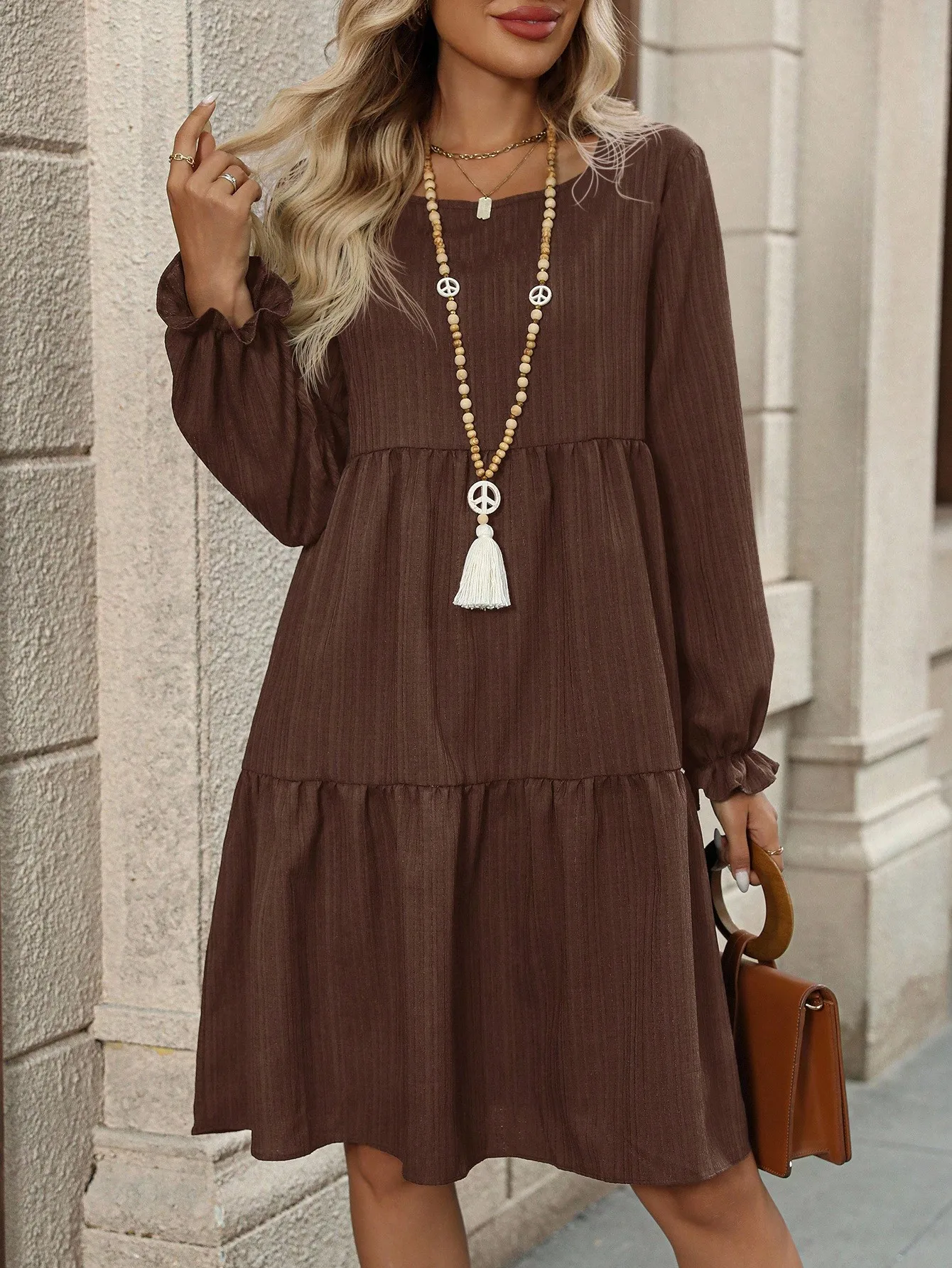 

Женское коричневое однотонное платье миди с круглым вырезом, длинными рукавами, многоярусной юбкой и рюшами на манжетах