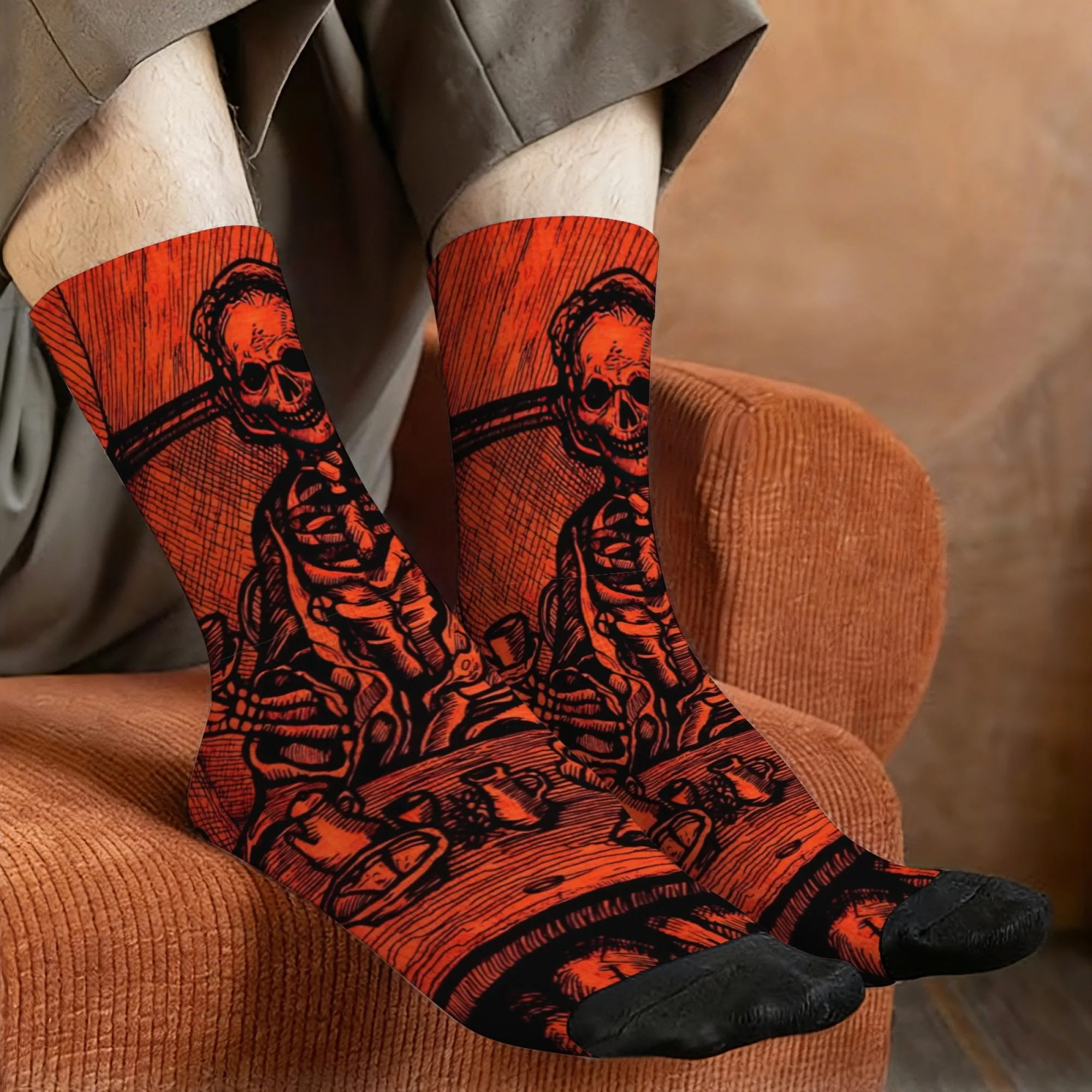 

A pair of dark retro skull-print men's socks, a novel Harajuku street style, breathable and casual, perfect as a party gift.