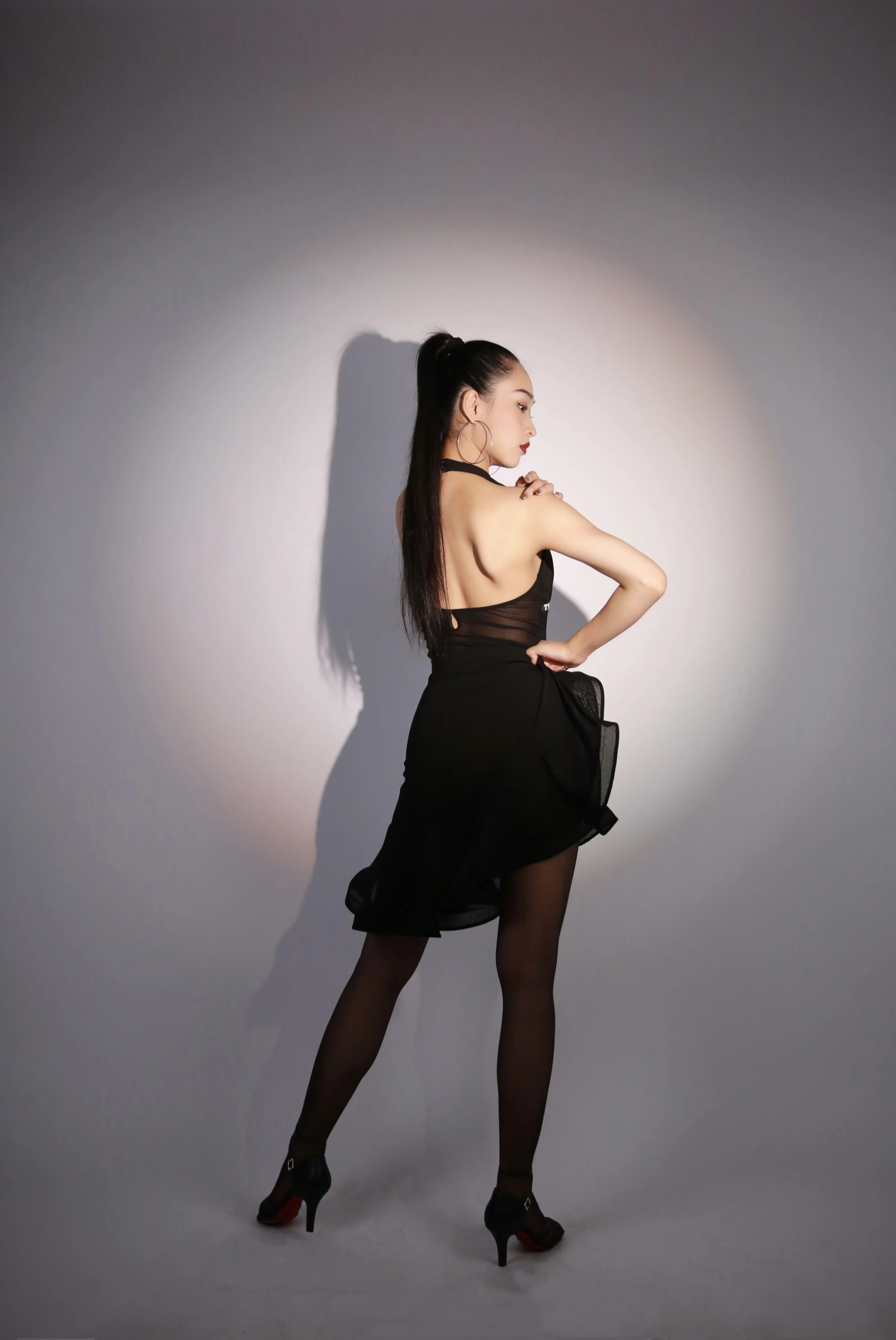 ชุดเต้นลาตินสำหรับผู้หญิงแบบมาตรฐานระดับชาติ คอเสื้อแบบคล้องคอ กระโปรงผ้าโปร่งทรงกระดูกปลา สำหรับการแสดงและฝึกซ้อม