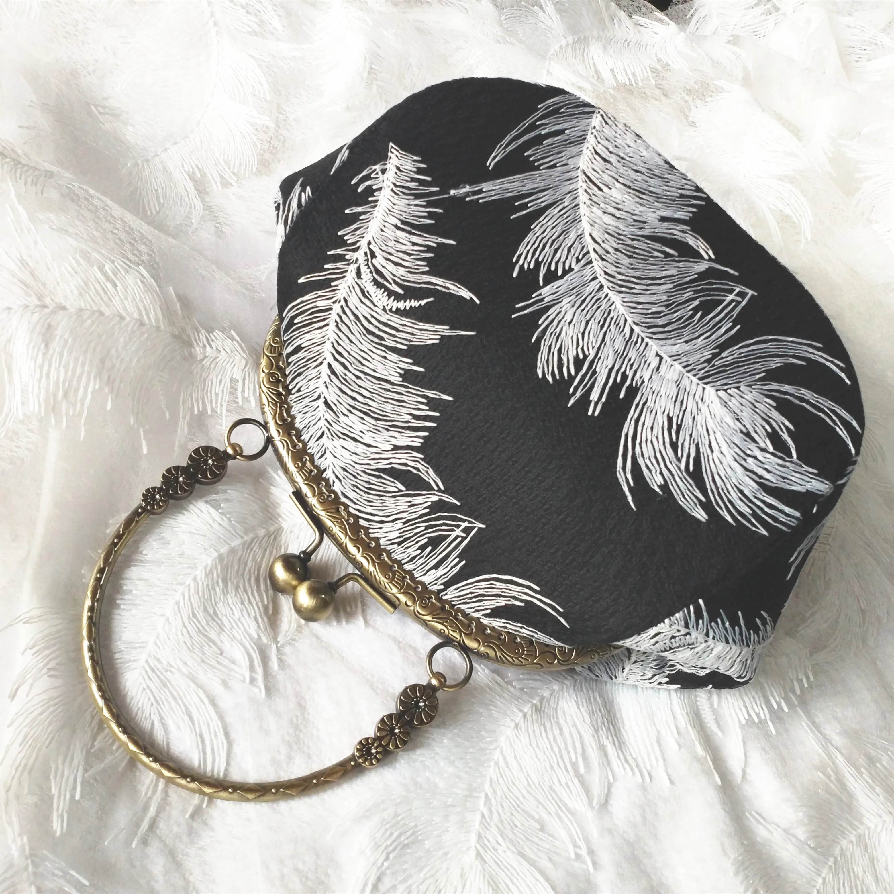 Lost in Vinatge Embroidered Feather Metal Frame Gold Kiss-Lock Lace Mouth Gold Bag Handheld Diagonal Straddle Clutch Purse