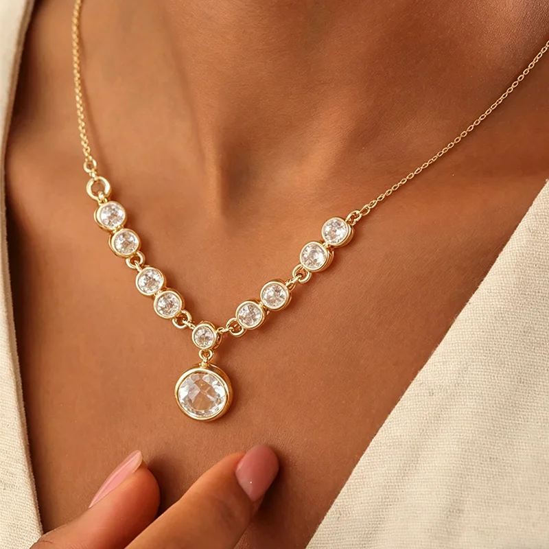 Huitan Luxuriöse goldfarbene Damen-Halskette, moderner Schmuck, modische Anhänger-Halskette für Party, Alltag, zarte Accessoires – Detail 3