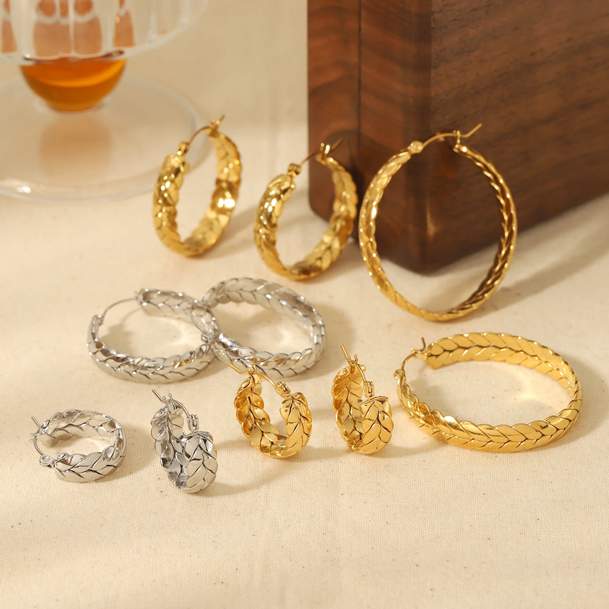 Beliebtes Design Geometrisch Strukturierte Runde Chunky Creolen 18k Vergoldet 316L Edelstahl Weizen-Creolen – Detail 3