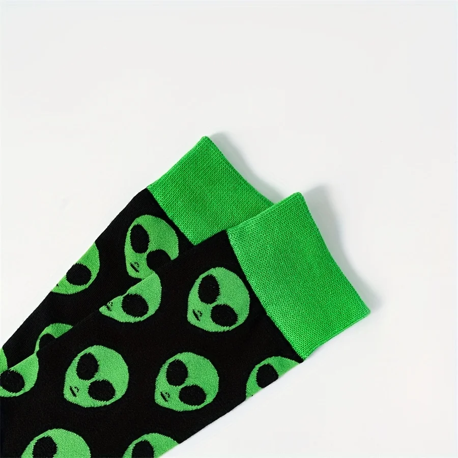 1 pair of autumn and winter new green alien cartoon pattern men\'s couple middle tube socks