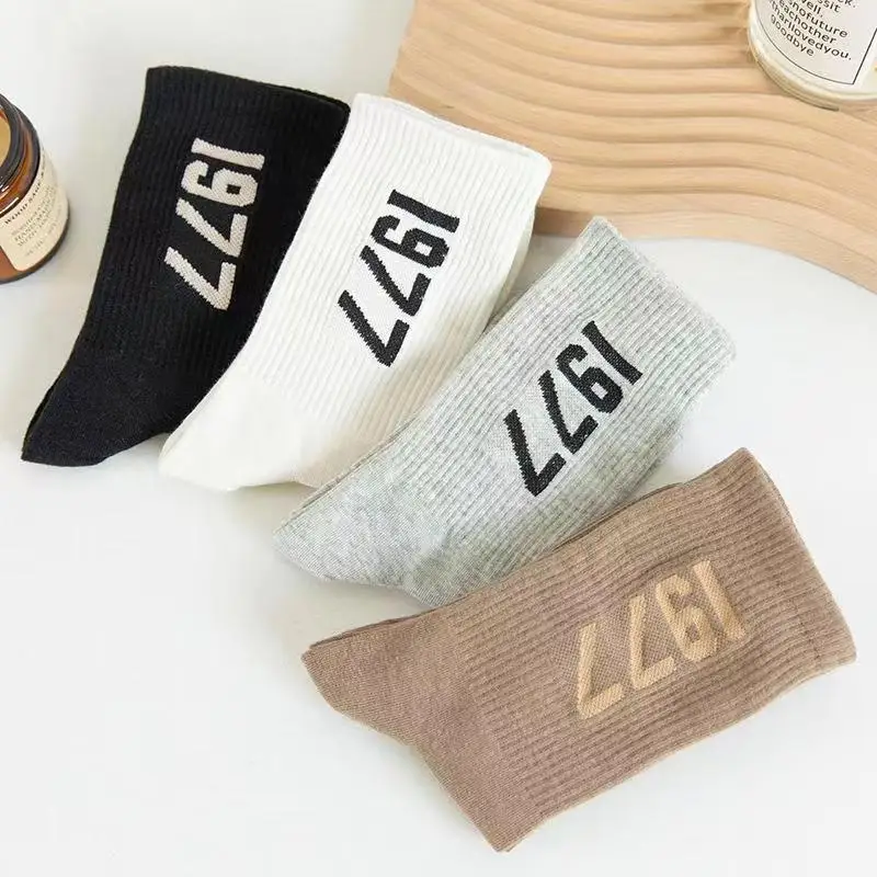 4 Paar Hip-Hop-Socken für Herren und Damen, Baumwolle, Skateboard, modisch, Alphabet, Geschenk, Socken, Paar, Sport, lässig, atmungsaktiv, Luxus-Socken, 38–45