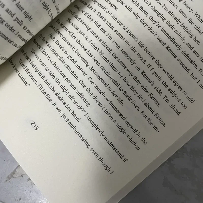 كتاب غلاف ورقي باللغة الإنجليزية تذكير له رواية كولين هوفر #4