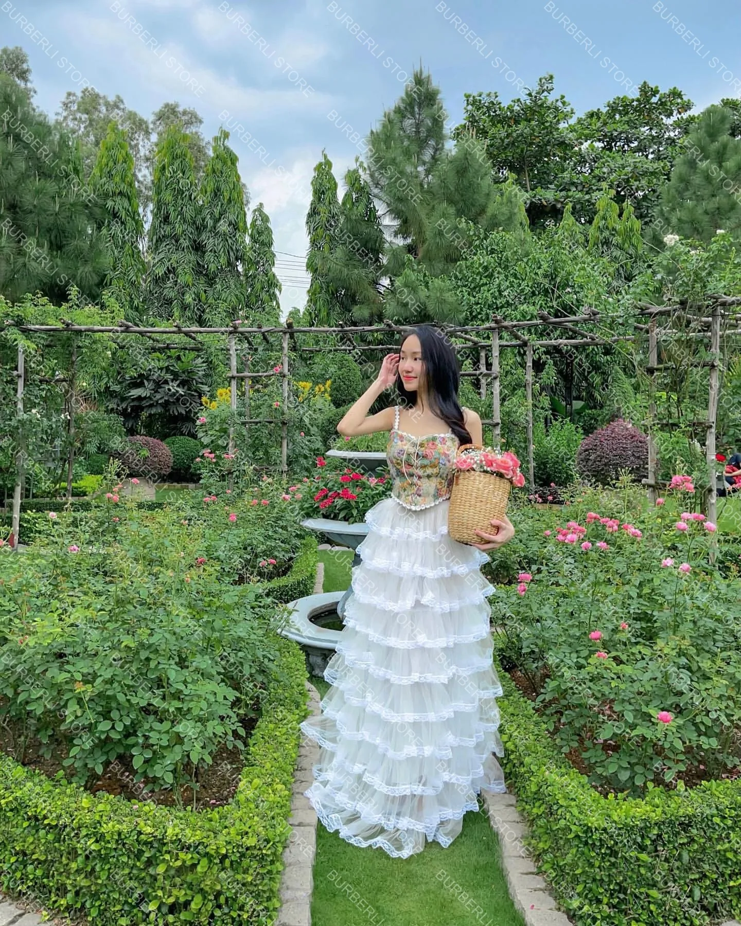 أنيقة تول ألف خط التنانير النسائية الطويلة جميلة الأبيض الدانتيل حافة تنورة الزفاف منتفخ الكشكشة المتدرج شبكة التنانير حفلات الزفاف