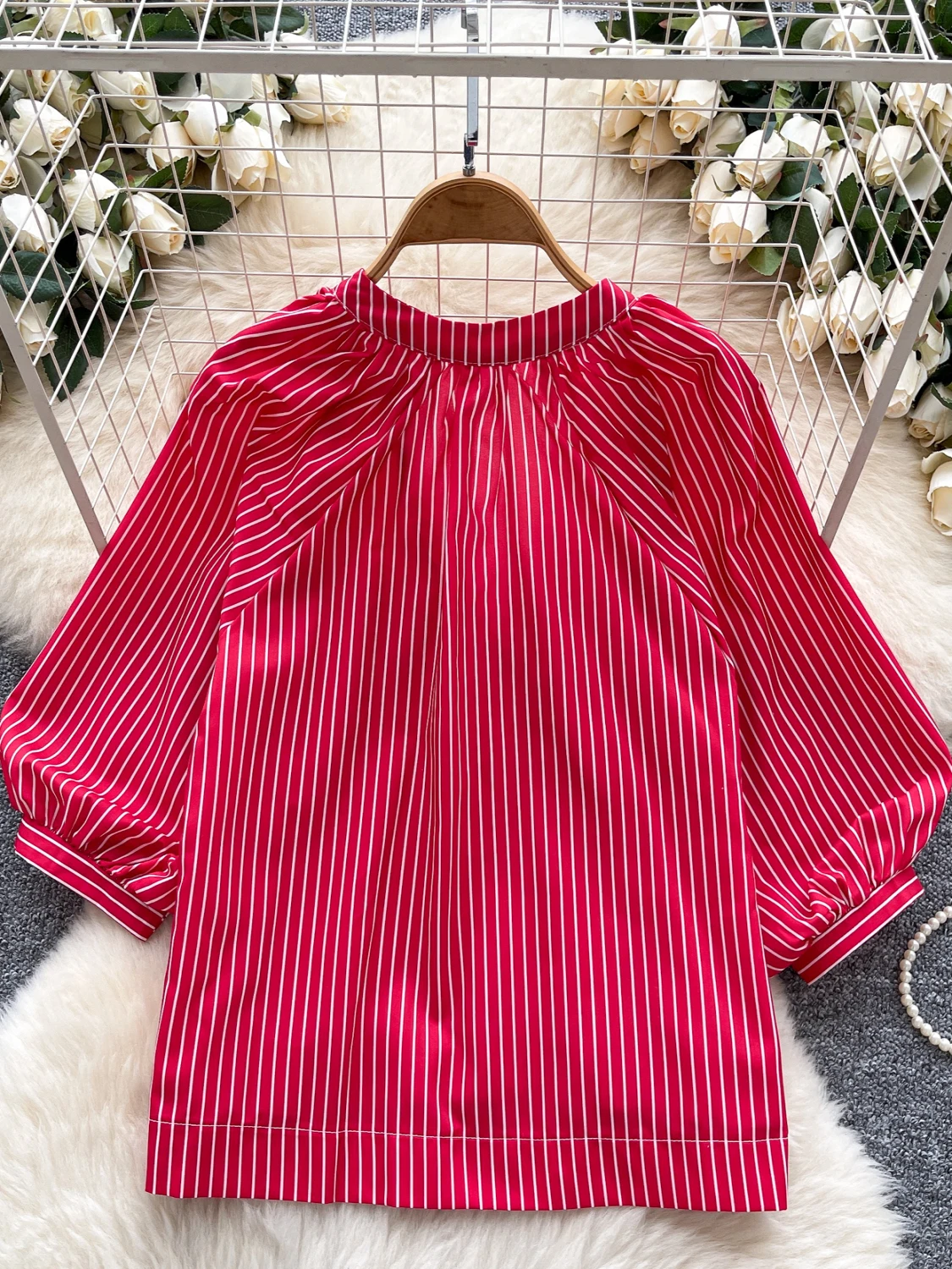 قميص مخطط أنيق برقبة على شكل حرف v وأكمام واسعة للنساء صيفي عصري غير رسمي فضفاض على الطراز الكوري وأكمام طويلة للتنقل