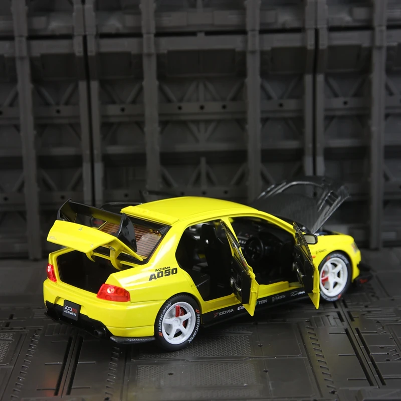 Modelo de carro em liga metálica Mitsubishi EVO 9ª geração em escala 1:24, portas e capô do motor podem ser abertas, com som e luz.