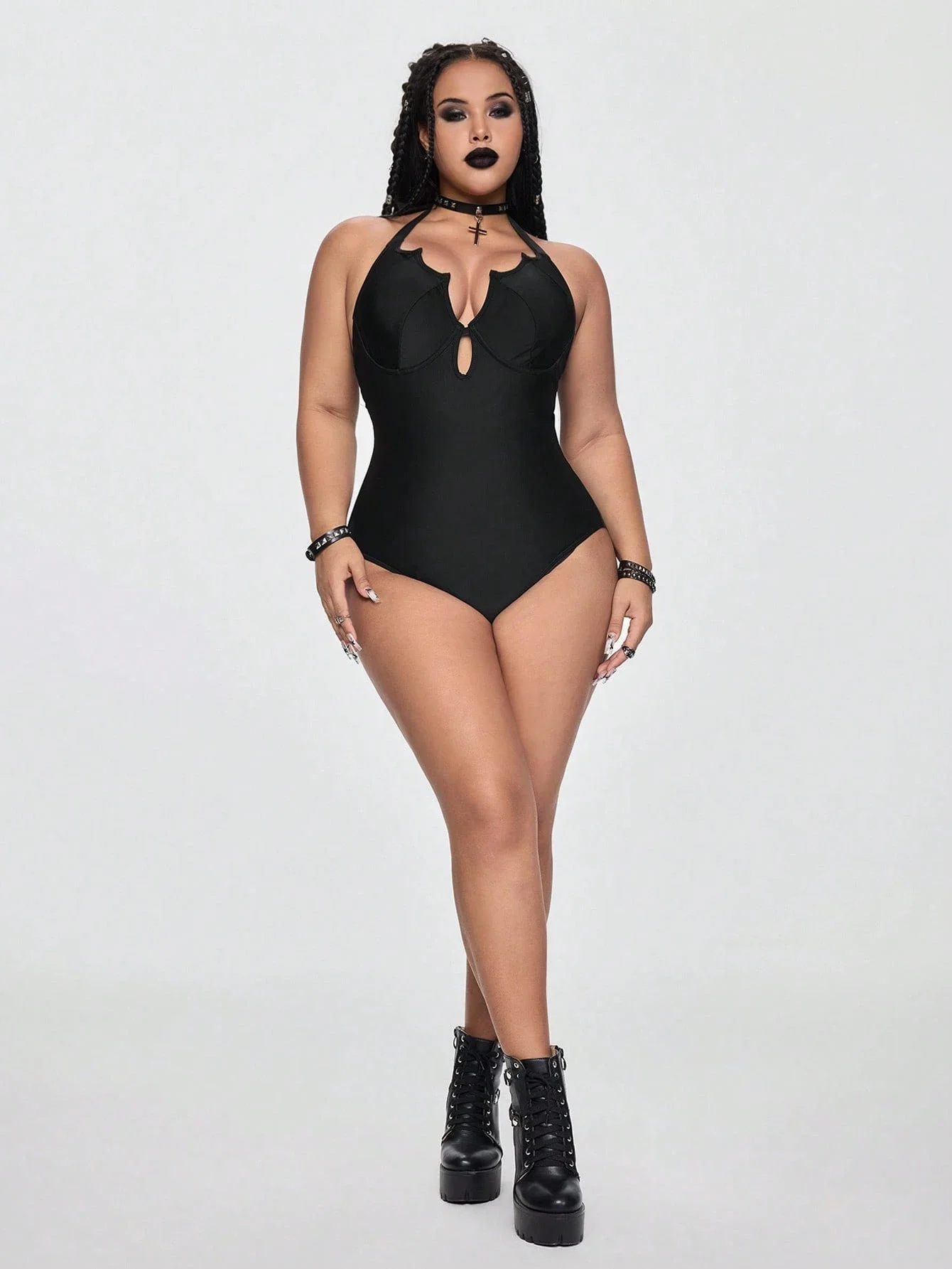 

Готический цельный купальник больших размеров со стальным бюстгальтером и регулируемыми бретелями