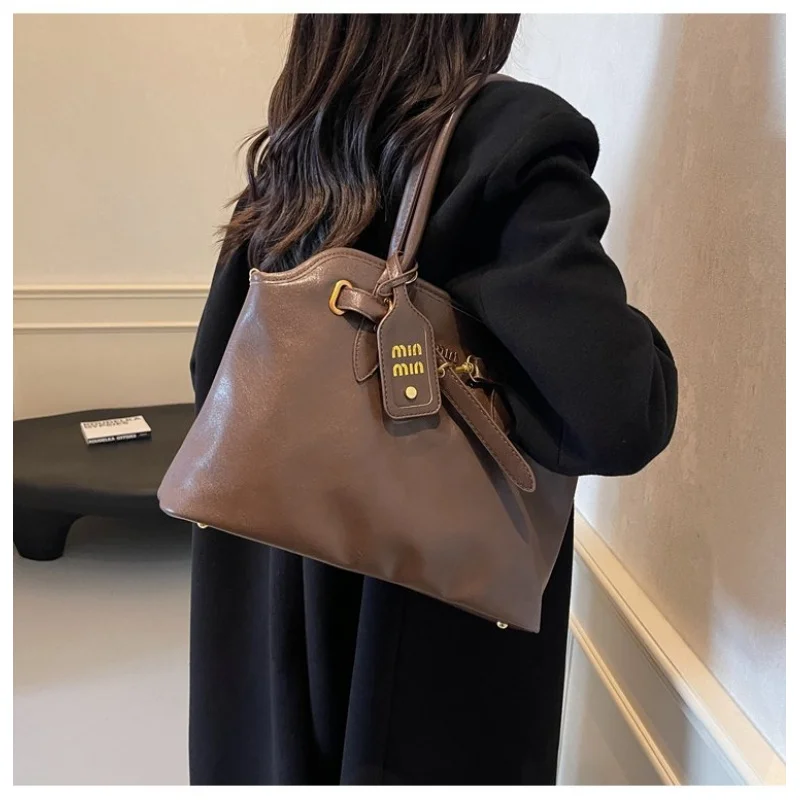 

Ladies Shoulder Bag Made Of Fine Leather Boasting Trendy Daily Look