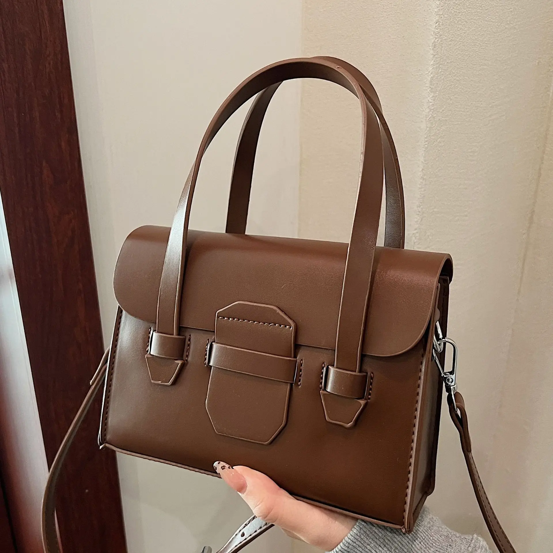 

Осень-зима 2025 года, винтажная квадратная сумка, элегантный кошелек через плечо для женщин, минималистичная сумка через плечо, модная нишевая офисная сумка