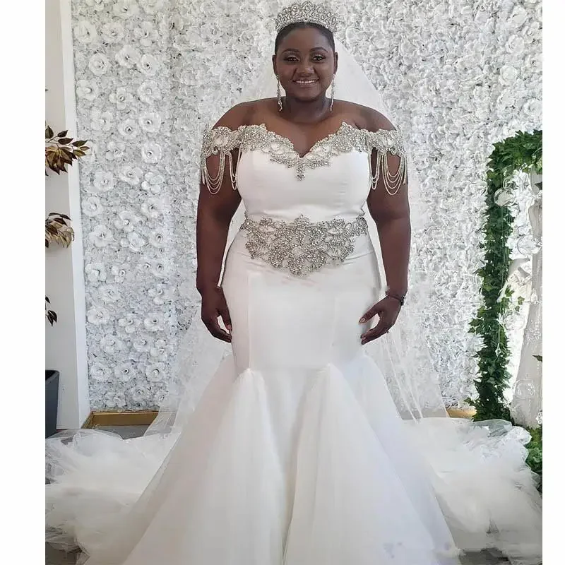 Abiti da sposa a sirena taglie forti personalizzati 2023 Nappa di cristallo con perline Sweep Train Abito da sposa da giardino da sposa regina africana Rob