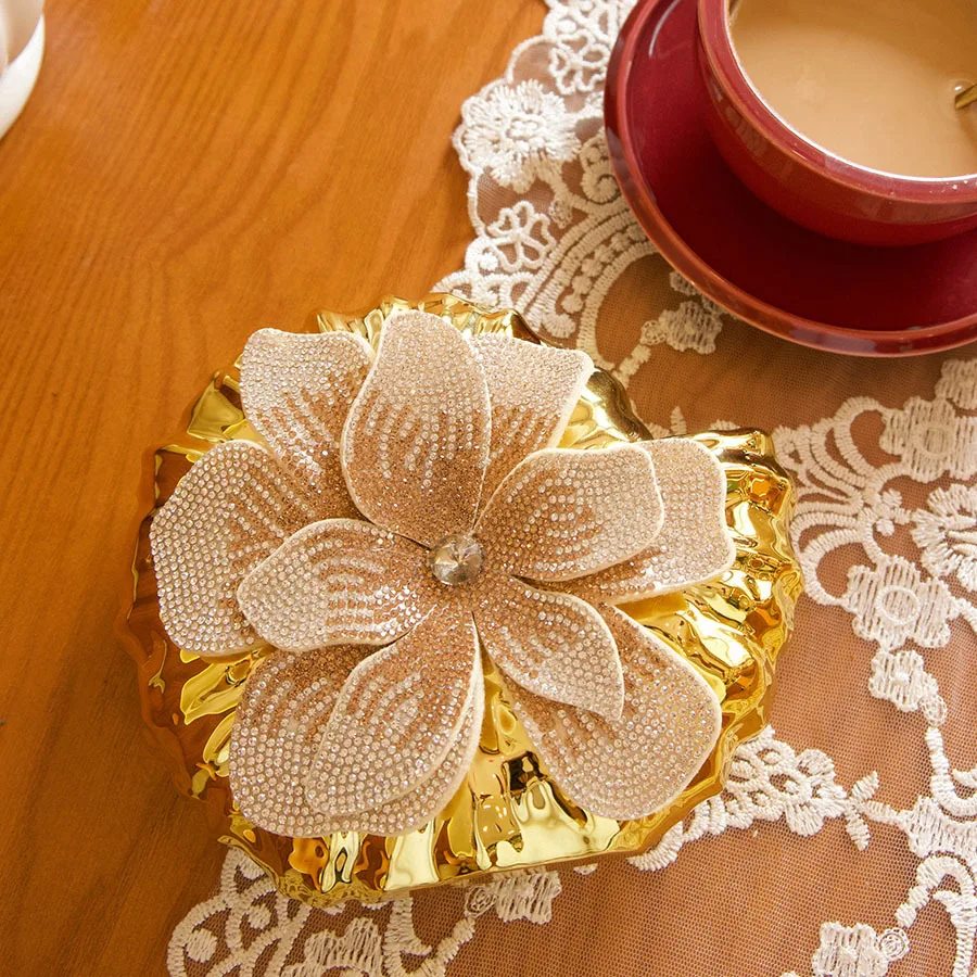 

Металлическая сумка-мессенджер из акрила с цветочным узором и стразами, универсальная, креативная, в стиле легкой роскоши.