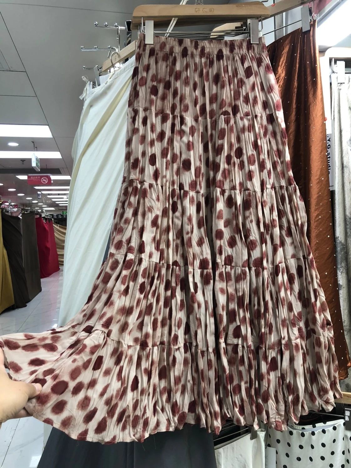 

Летняя женская юбка миди А-силуэта в горошек с плиссировкой, высокой талией и широким подолом