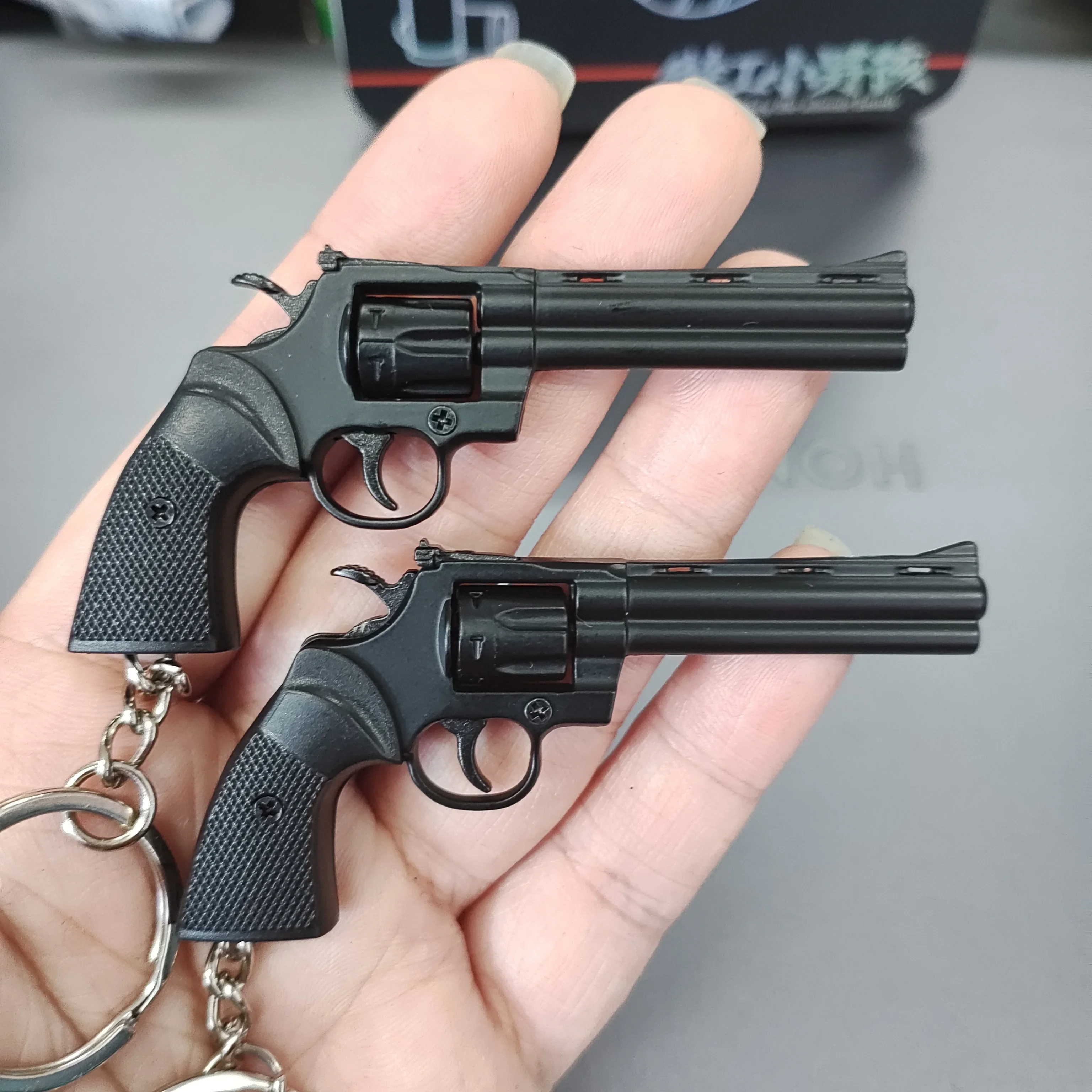 1:3 Miniatuur Revolver Pistool Desert Eagle Model Afneembare Legering Speelgoed Pistool Sleutelhanger Hanger Ornamenten Voor Volwassen Jongens Gift