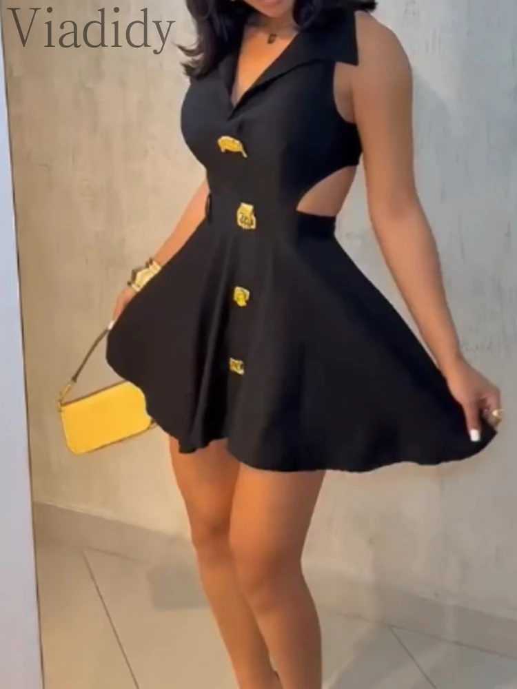 Robe de soirée sans manches, col rabattu, décoration de boutons, découpe à la taille, fermeture éclair au dos, robe trapèze