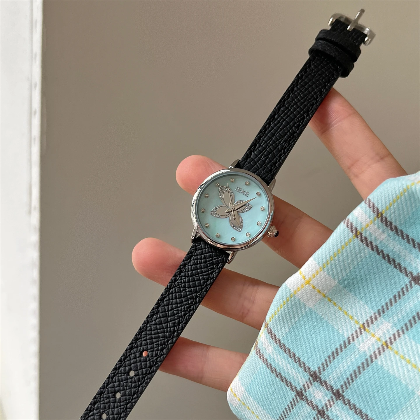 

Butterfly round French light luxury niche watch women's fashion simple ins college style versatile quartz watch