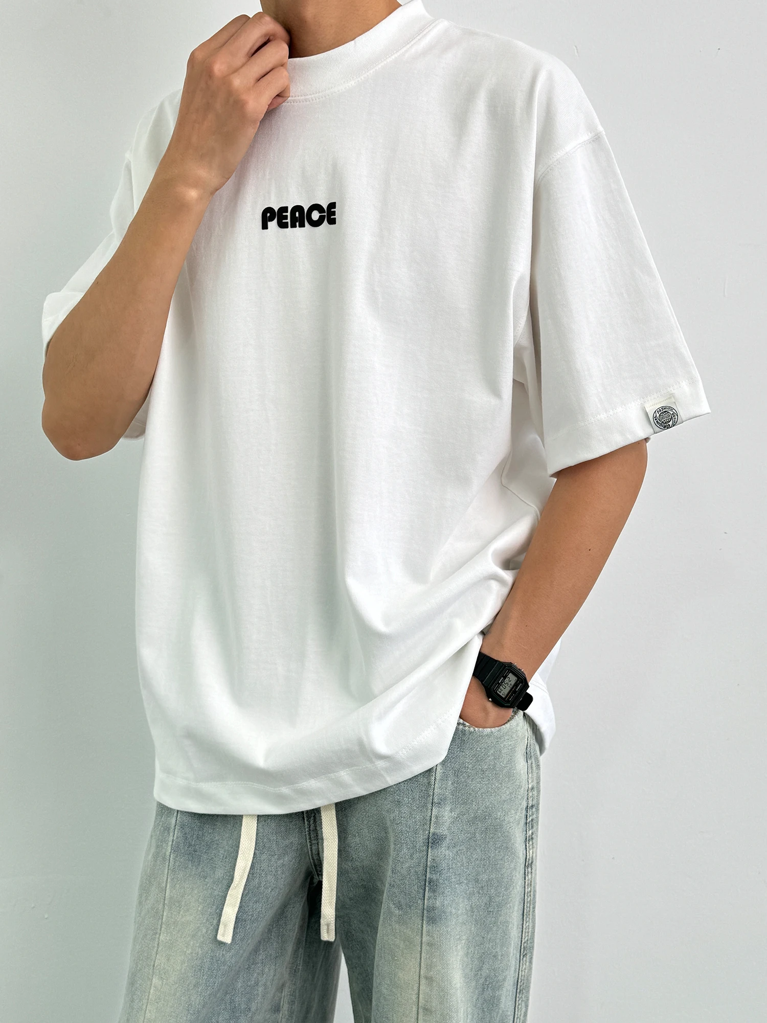 

Лето 2025: Новая коллекция модного бренда – универсальная футболка из плотного 100% хлопка с круглым вырезом, свободного кроя, с простым буквенным принтом, цветная.