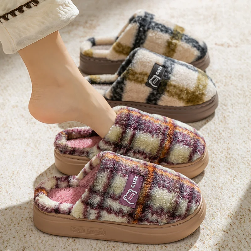 شباشب قطنية نسائية شتوية جديدة للمنزل الداخلي ومضادة للانزلاق دافئة من القطيفة ومضادة للبرد ونعل سميك للزوجين من القطن