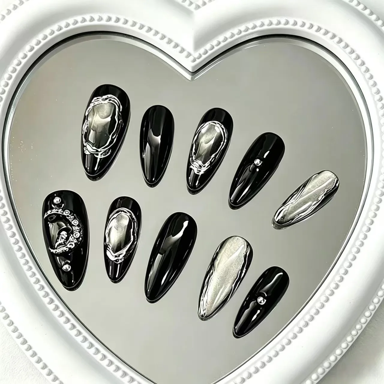 10 Pieces of Mirror-Effect Photo Frame Embossed Nails, with a Saturated Bright Black Base Color, Mirror-Like Transparent Texture, and a Cool Dark Base Color That Contrasts Strongly with Silver Metallic Texture, Suitable for Gothic Style, Punk Leather Clothing, Dark Aesthetic, Music Festivals, Halloween, Cool Commuting, and Photo Shoots