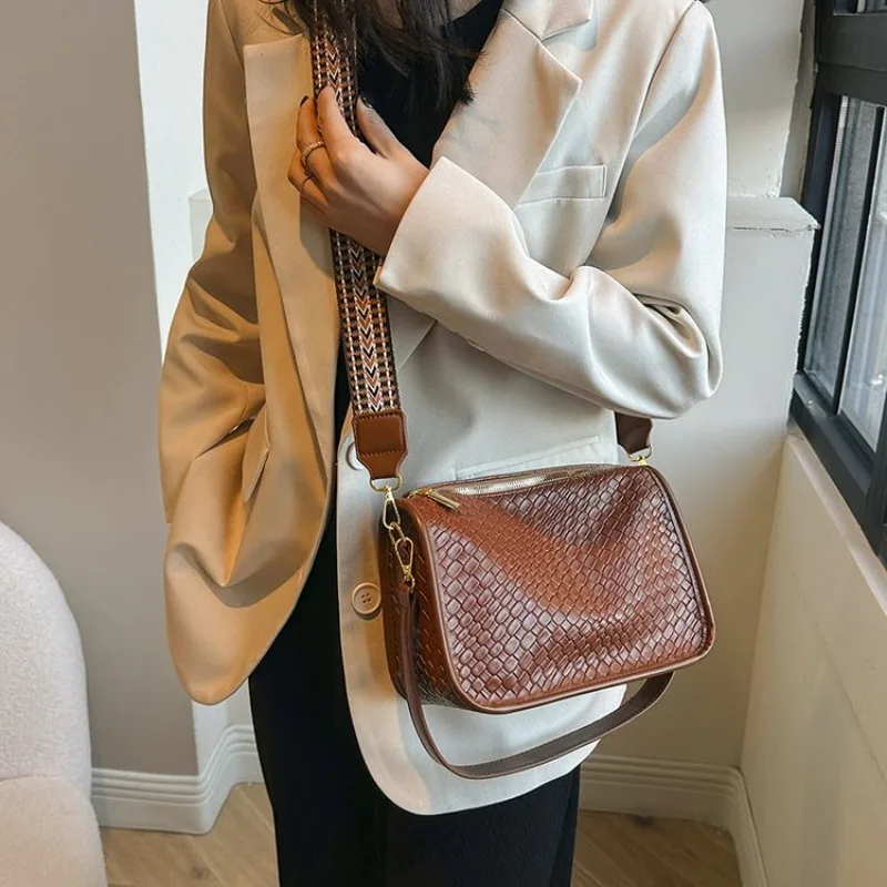 

Professional Crossbody Bag For Women Adults Leather Finish Slim Fit Portable For Board Meetings And Executive Dinners