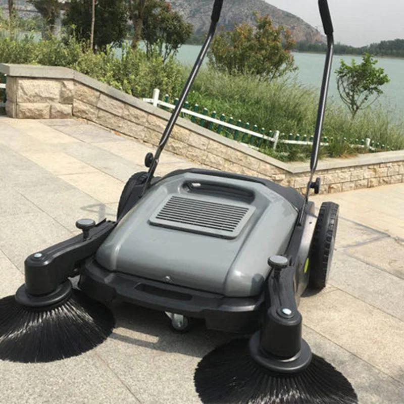 Officina industriale della fabbrica di spazzatrici da terra con spazzatrice non alimentata a polvere del magazzino della strada dell'azienda agricola