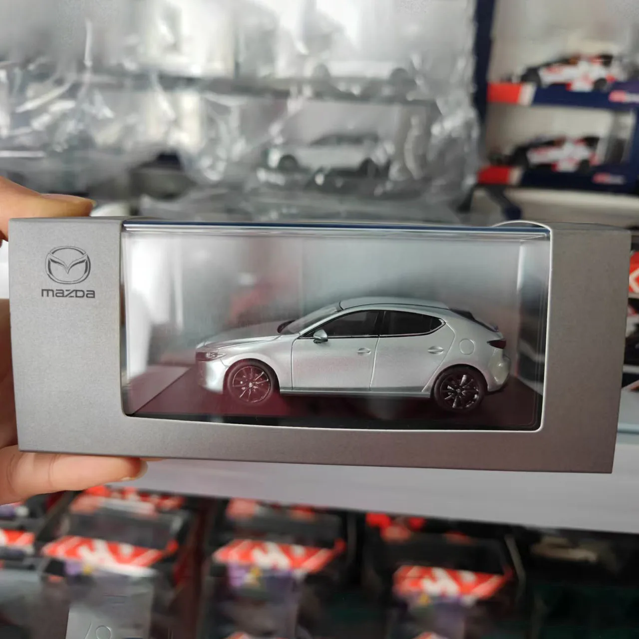 

Модель автомобиля из смолы MAZDA 3 масштаба 1/34.