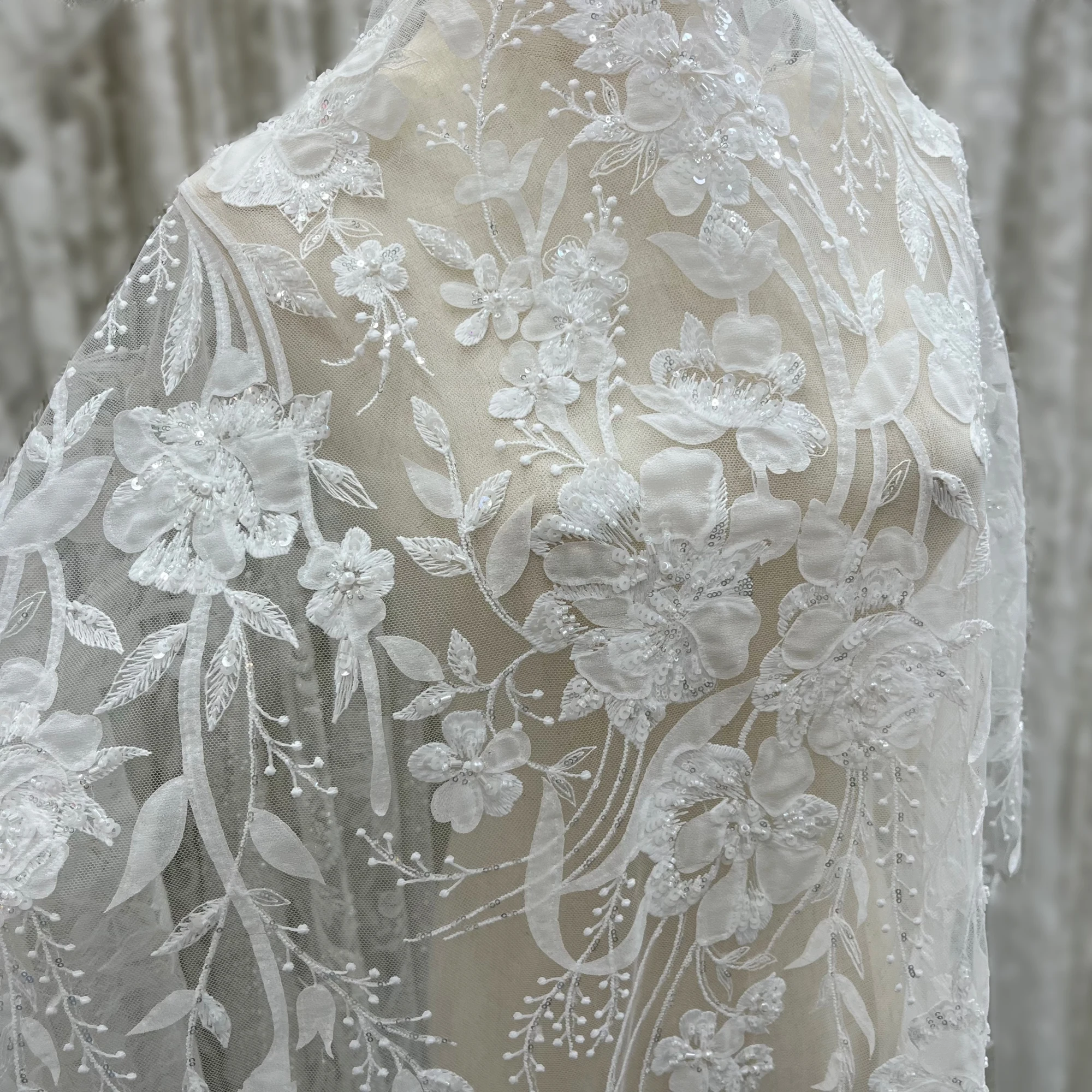 

Новая ручная 3D-вышивка изысканным кружевом, идеально подходящая для дизайна ткани для свадебных платьев премиум-класса.