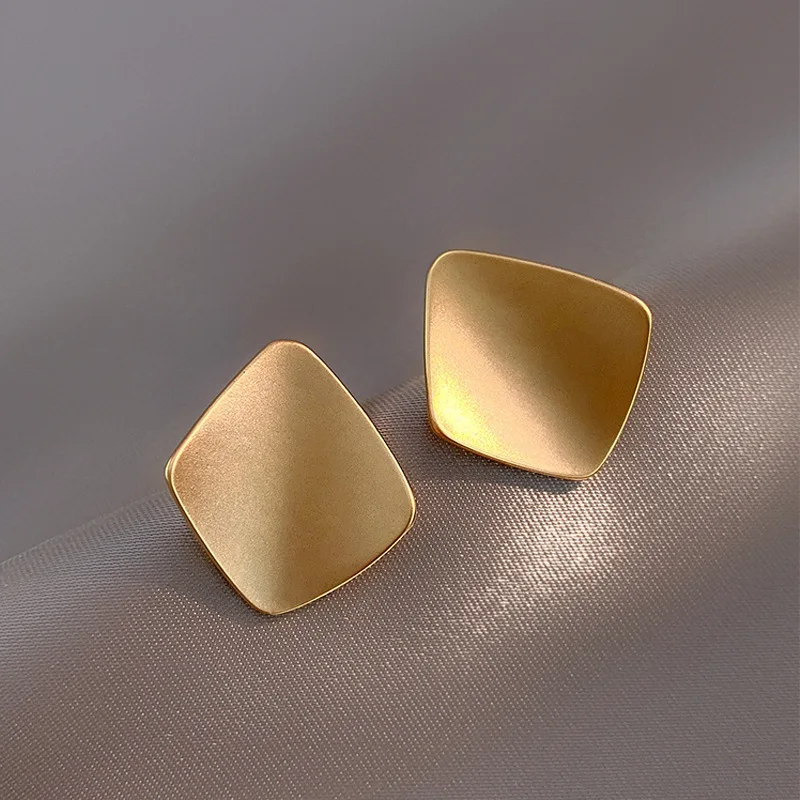 Matte Golden Minimalist Metal Style Glossy Geometric Earrings for Women Fashionable Personalized Daily Accessory Party Jewelry