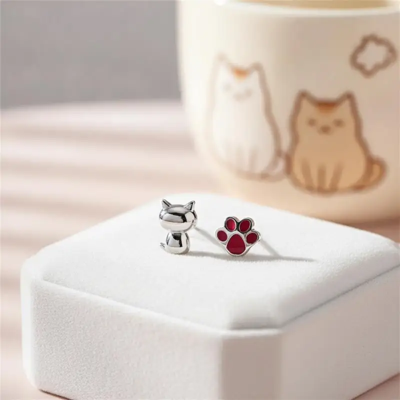 

925 Silver Hypoallergenic Cat Claw Stud Earrings Creative Asymmetrical Epoxy Design Women Jewelry for Wedding Guest Wear