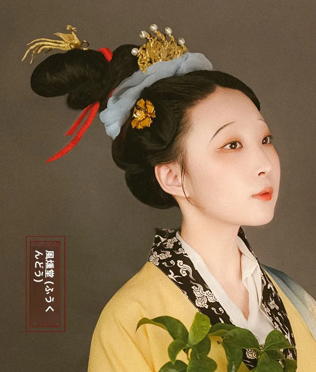 

Традиционный китайский костюм для женщин: Ханьфу в стиле династии Тан, с изображением дамы Боху, воссозданной по мотивам Чанъэ, держащей османтусовое дерево, и юбкой.