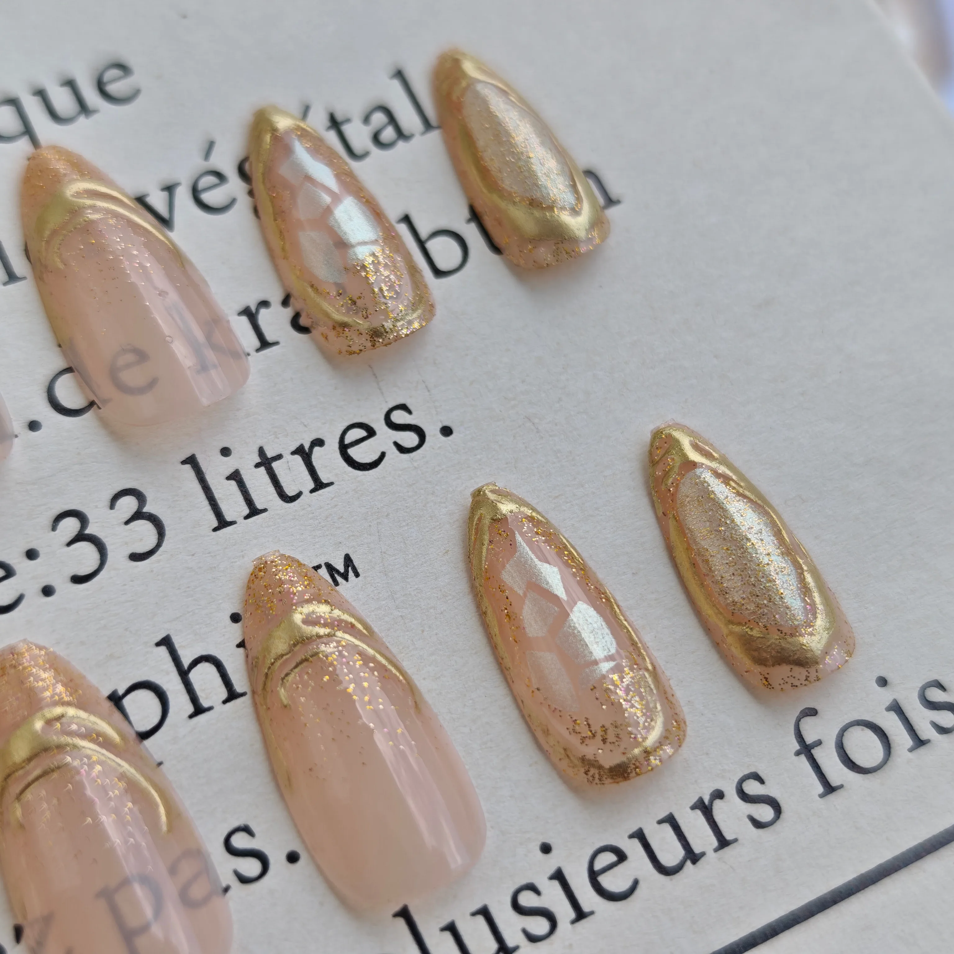 24 個のモルテン ゴールド 3D マイクロ ビーズ テクスチャー プレスオン ネイル – パーリー シャード付きショート アーモンド シェイプ フェイク ネイル セット