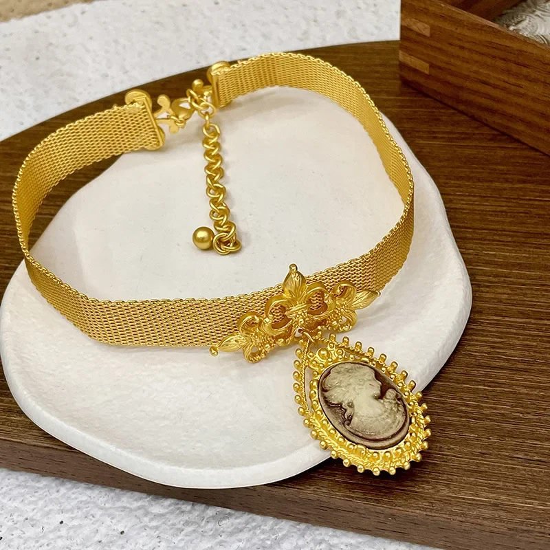 Vintage Metal handmade necklace Fashion Oval Portrait pendant necklace collarbone chain women\'s statement jewelry gift