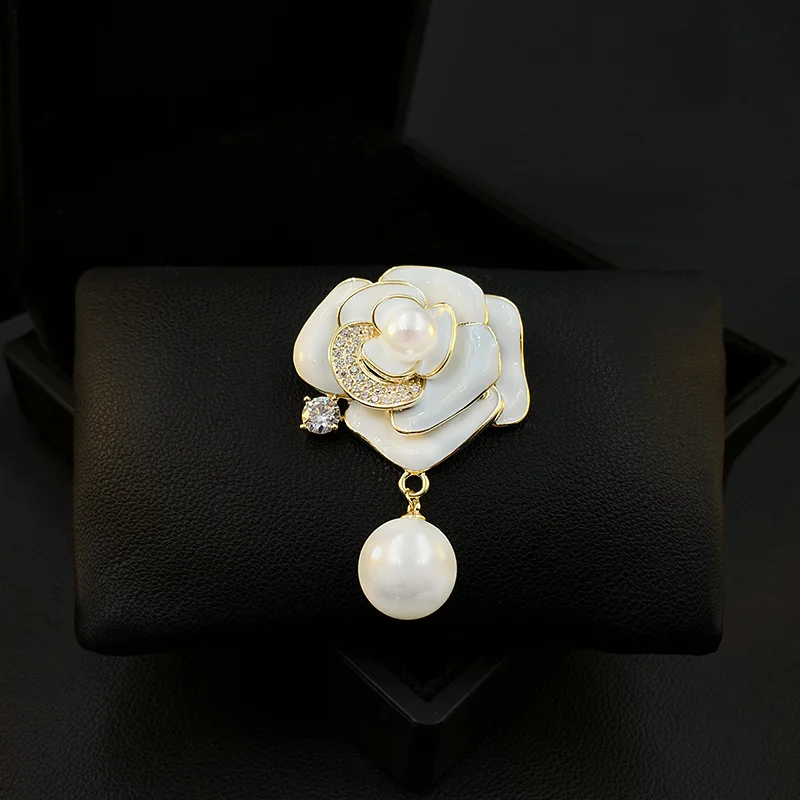 

Natural and Beautiful Red Camellia Brooch Classic Style Women's Suit Ornament Flower Pin Corsage Luxury Pearl Jewelry Wedding