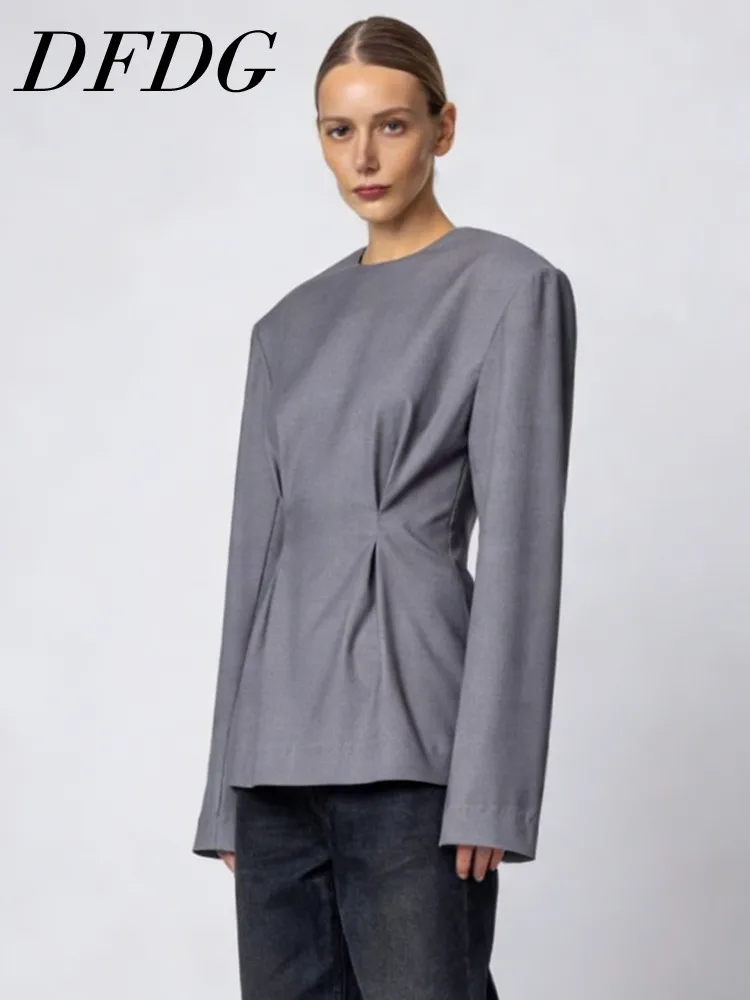 

Женская блузка DFDG с круглым вырезом и драпировкой с одной стороны, приталенная, для офиса и свиданий, весна-лето 2026, модный женственный стиль, трендовый блейзер