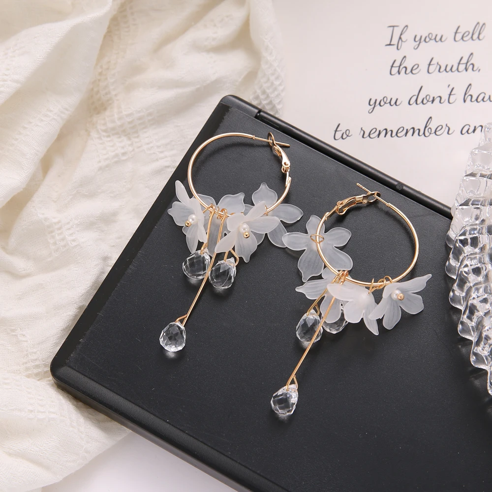 2021 Fashion Trend White Acrylic Flower Drop Earrings Female Acrylic Alloy Tassel Chain Pendant Earrings Korean Wedding Earrings image 2