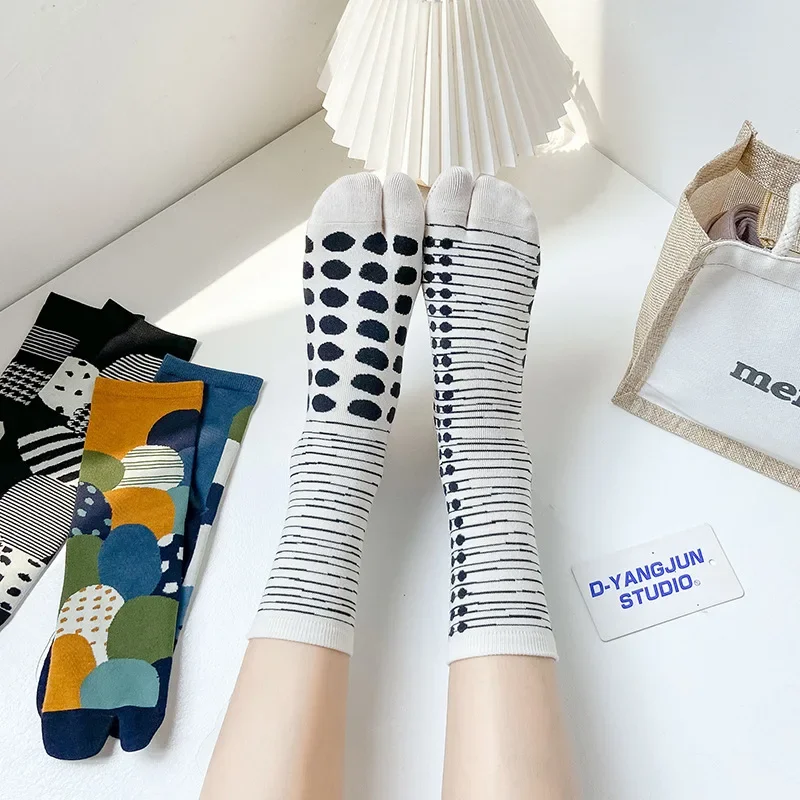 

Women Colorful Jacquard Two-Toed Socks Combed Cotton Soft Breathable Split Toe Socks Funny Chic Plants Leopard Striped Tabi Sock