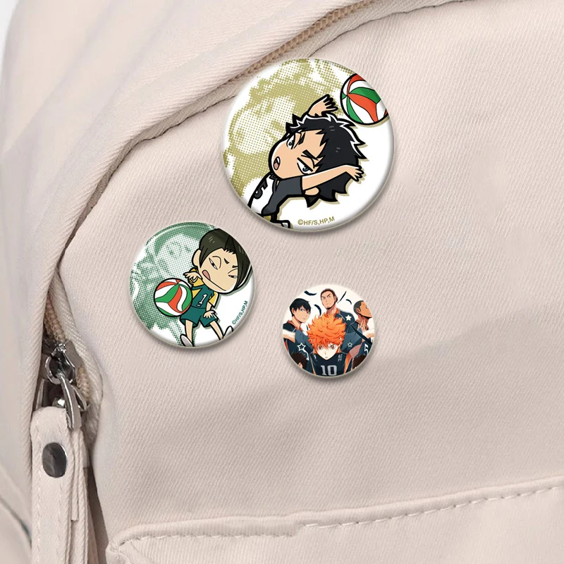 ¡Anime Haikyuu! Insignias de impresión HD para mochila, alfileres redondos Kenma Kozume, broches de dibujos animados para ropa, decoración de bolsos, regalos