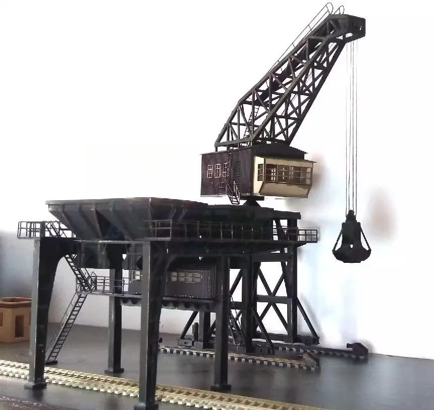 Model wieżowego żurawia w skali HO, niebarwiony, duży podajnik węgla, model scenerii kolejowej, akcesoria do modelu piaskownicy.