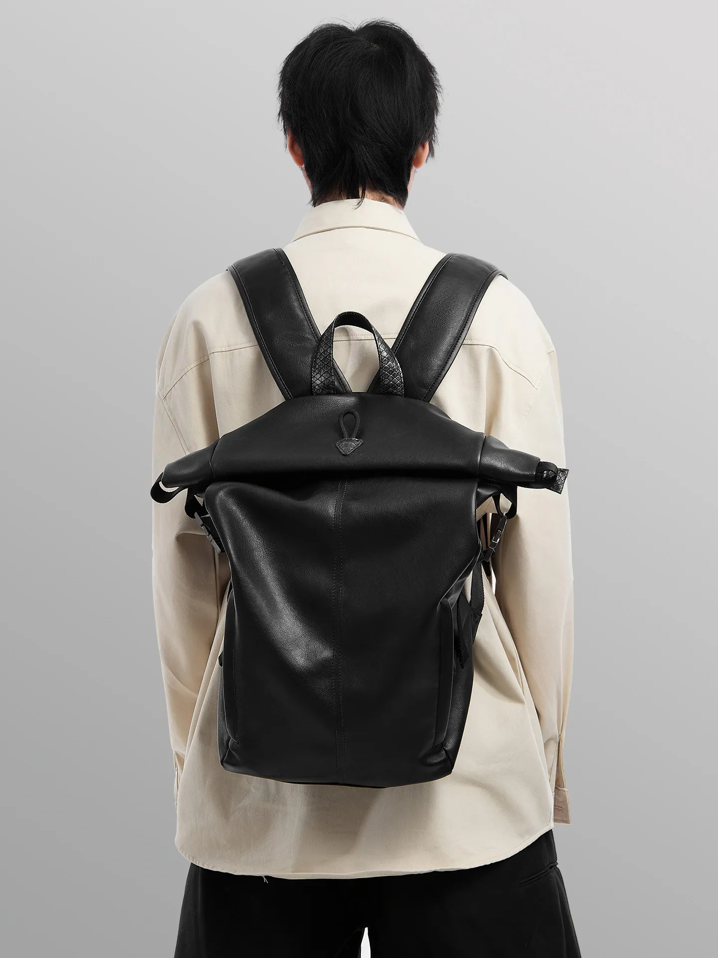 

European And American Fashion High-end Snake Pattern Embossed Decoration Large Capacity Personalized Outdoor Commuting Backpacks