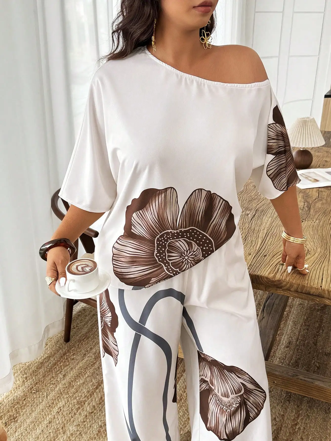 

Женский комплект больших размеров: асимметричный топ с открытыми плечами и принтом, свободные брюки с широкими штанинами, повседневный стиль, весна-лето