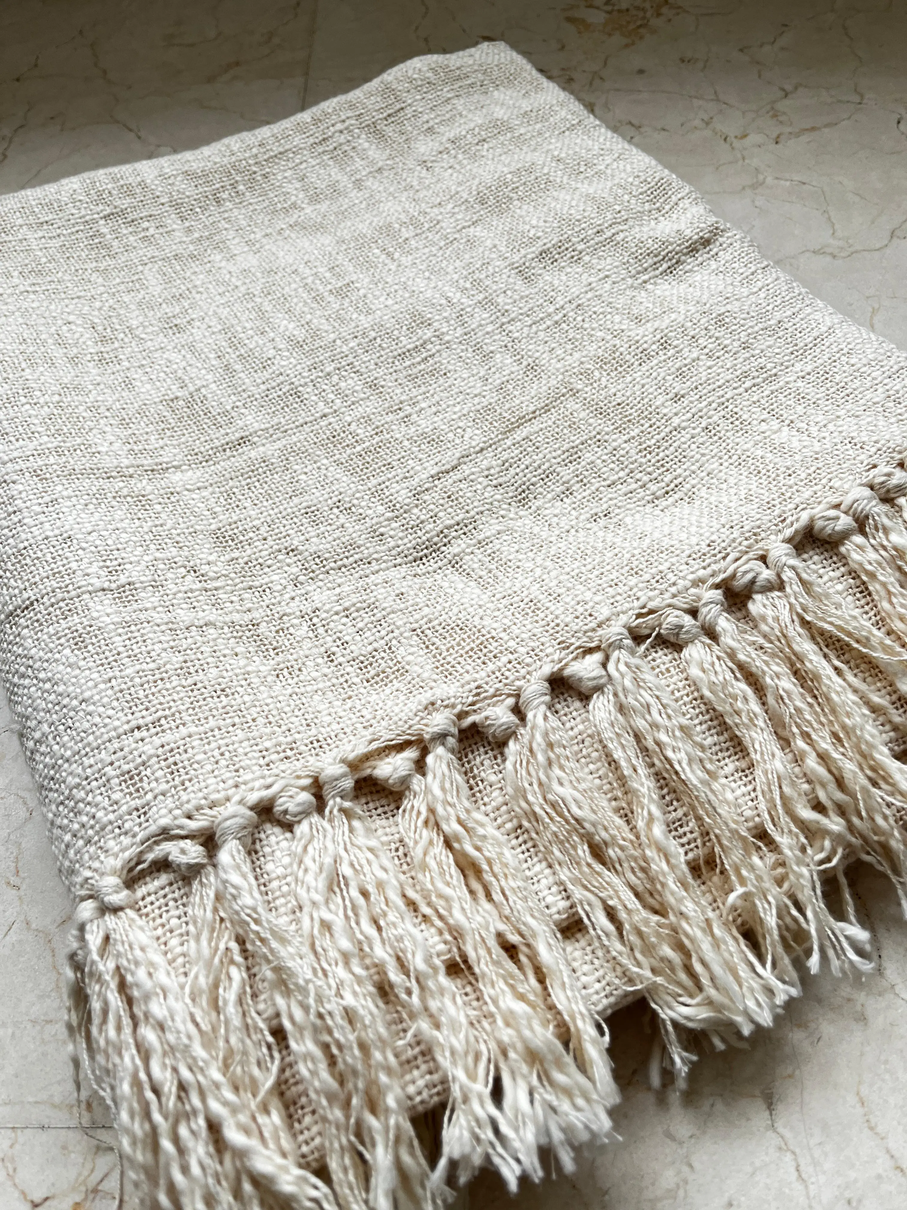 Manta para sofá o cama de 100% algodón con flecos 125x170 cm de la marca Origen. Hecho a mano