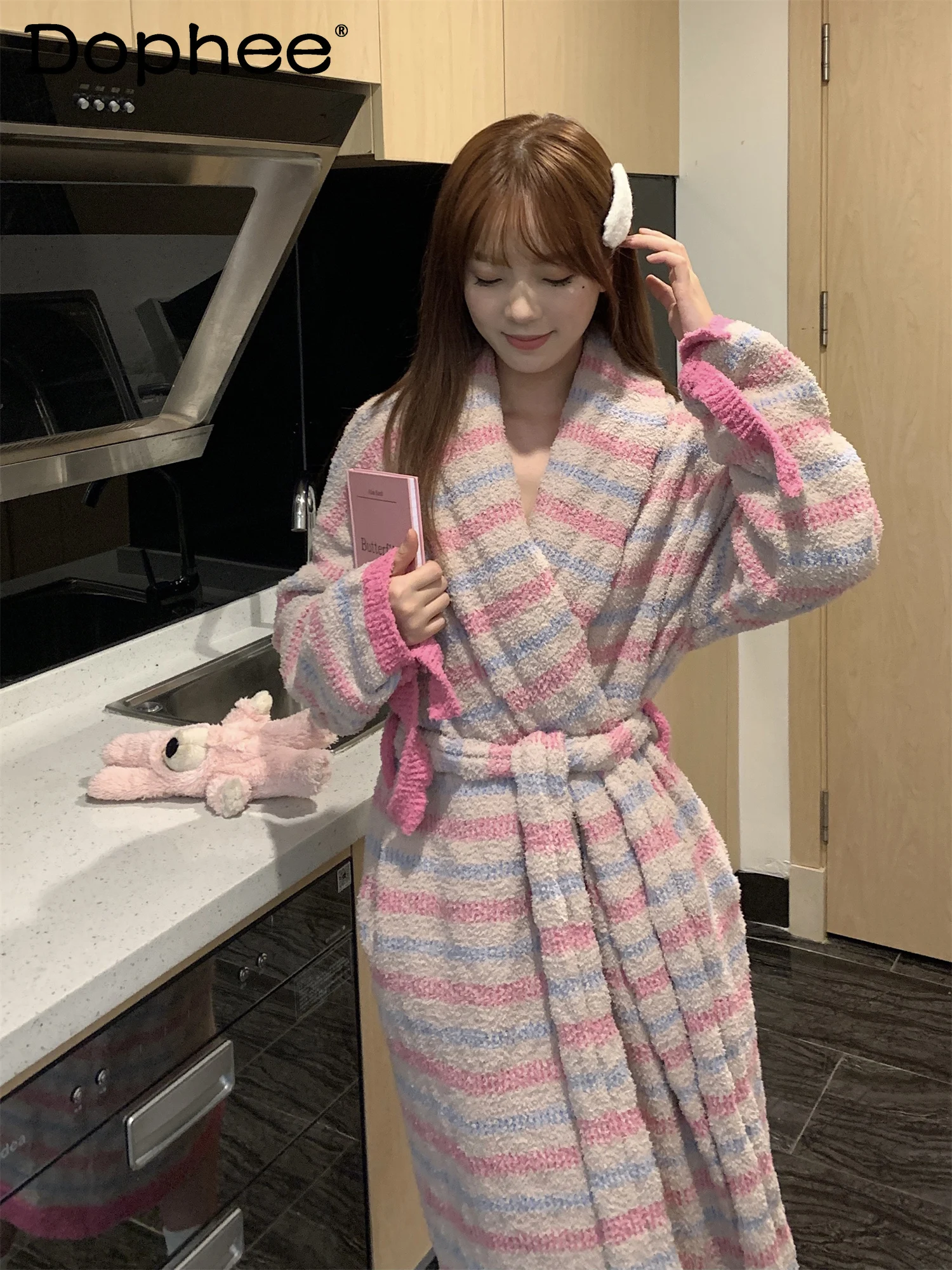 

Новинка 2023 года, осенне-зимняя плюшевая длинная ночная рубашка для женщин, утепленная теплая полосатая коралловая флисовая милая одежда для сна